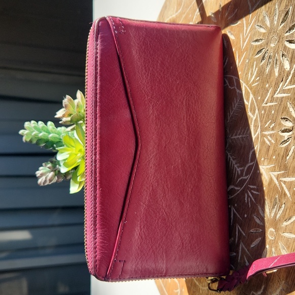 Fossil Leather Long Zippy Wallet in Cranberry Color - EUC - Picture 2 of 12